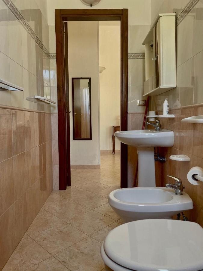 La Rondine Bed And Breakfast Uggiano La Chiesa Exteriör bild